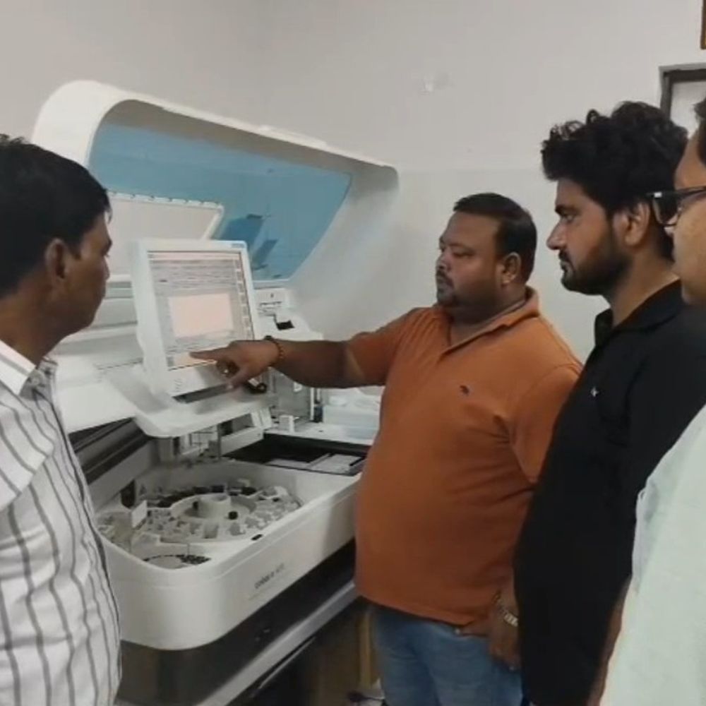 महोबा अस्पताल में 40 लाख की मशीन से मुफ्त जांचें:थायराइड, विटामिन और कैंसर समेत 100 से ज्यादा टेस्ट अब फ्री होंगे