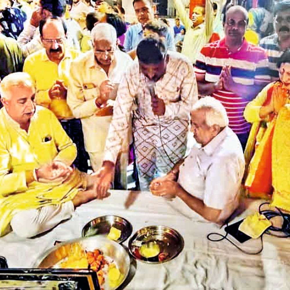 इधर, मेले की पूर्व संध्या पर सजी बाबा के नाम की चौकी
