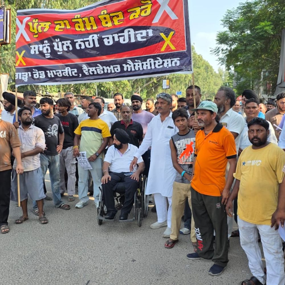 गढ़ा आरओबी पर लगाए नारे- एक ईंट भी नहीं लगने देंगे