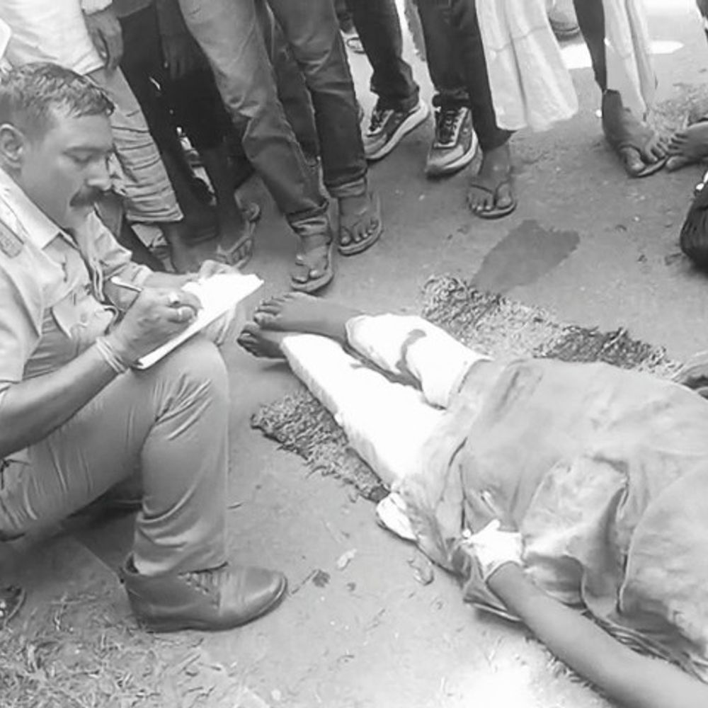 कार की टक्कर से बाइक सवार के टूटे दोनों पैर:लखनऊ ले जाते समय रास्ते में तोड़ा दम; कार चालक फरार