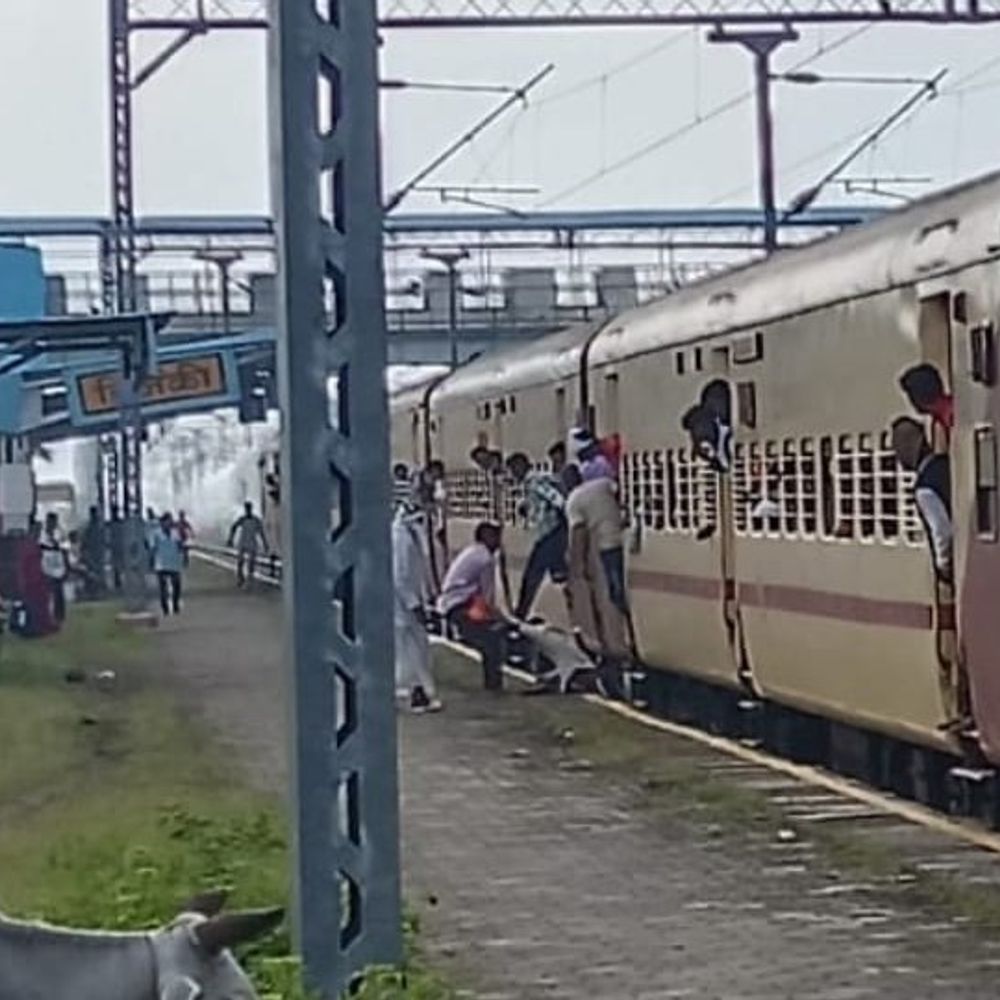 चलती ट्रेन में चढ़ते समय फिसला यात्री:लोगों ने हाथ बढ़ाकर खींचा, बिनैकी स्टेशन पर हादसा