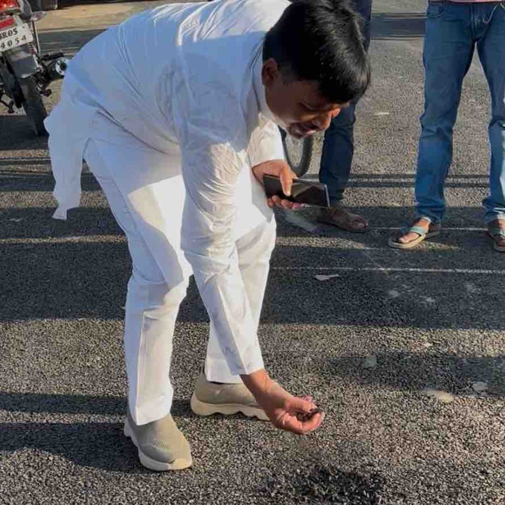 मोतिहारी- 13 करोड़ के पुल के अप्रोच पथ में दरार:भास्कर की खबर के बाद मरम्मत, पूर्व विधायक ने निर्माण गुणवत्ता पर उठाए सवाल