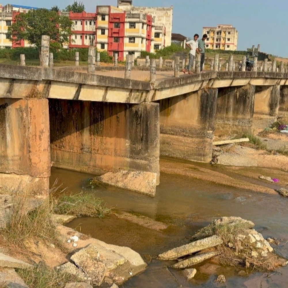 बैरिकेडिंग के बावजूद जान जोखिम में डालकर आवागमन को मजबूर हैं लोग, ग्रामीणों ने जल्द मरम्मत की मांग की