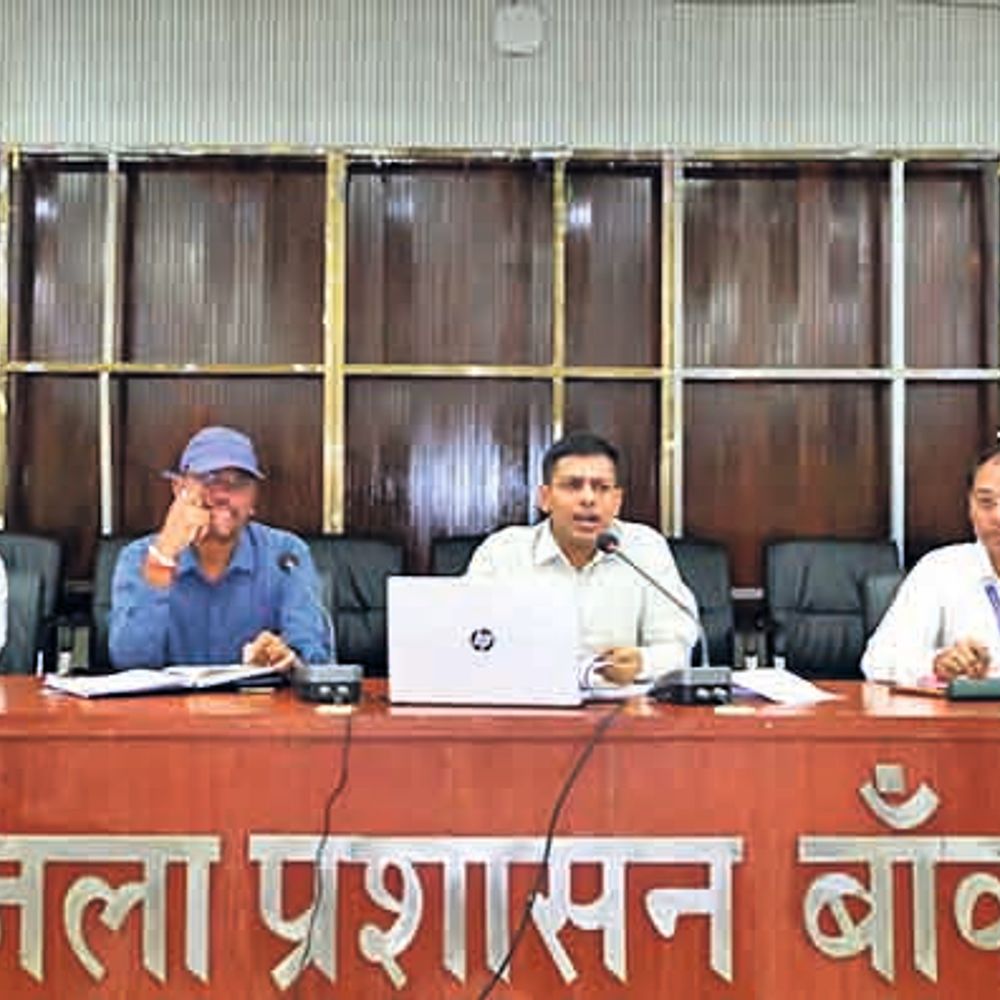 डीएम ने की साप्ताहिक समीक्षा, लंबित मामलों के त्वरित निष्पादन का निर्देश