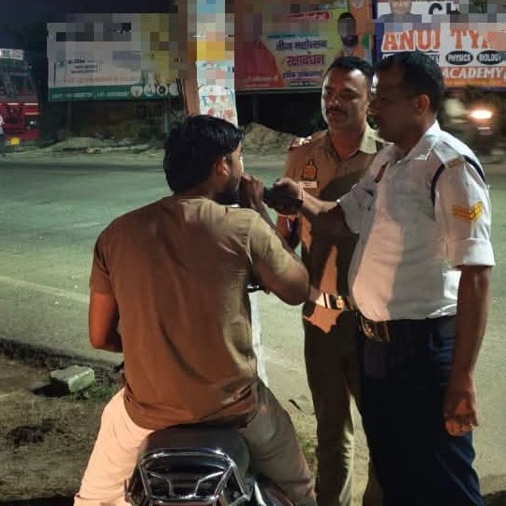 बिजनौर में 153 वाहन चालकों पर कार्रवाई:पुलिस ने यातायात नियमों की दी जानकारी, महिला सुरक्षा पर हुआ संवाद
