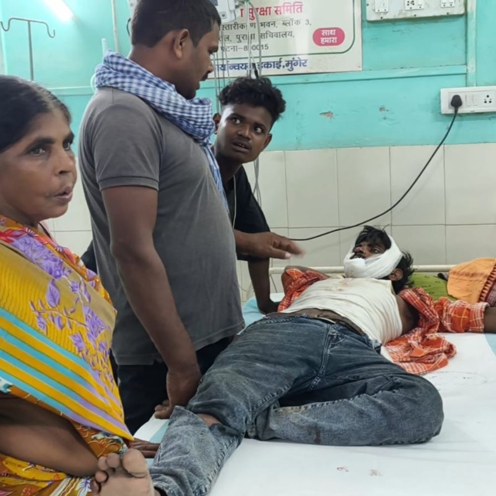 निमियाटांड़ में सड़क हादसा, टाइल्स मिस्त्री गंभीर घायल:काम से लौट रहे थे दो युवक, दोस्त को भी हल्की चोटें आईं