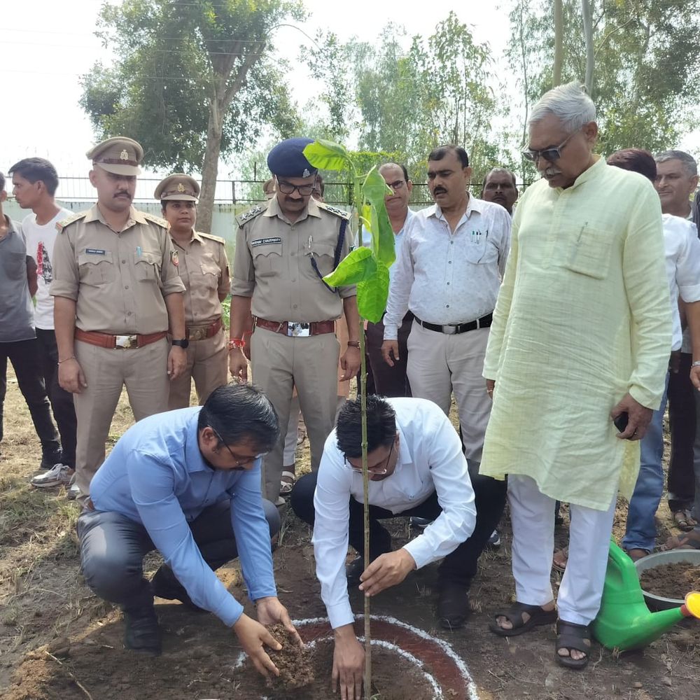 बरेली में पौधारोपण अभियान कार्यक्रम:210 छात्रों-अभिभावकों ने पौधे लगाए, पर्यावरण संरक्षण का लिया संकल्प