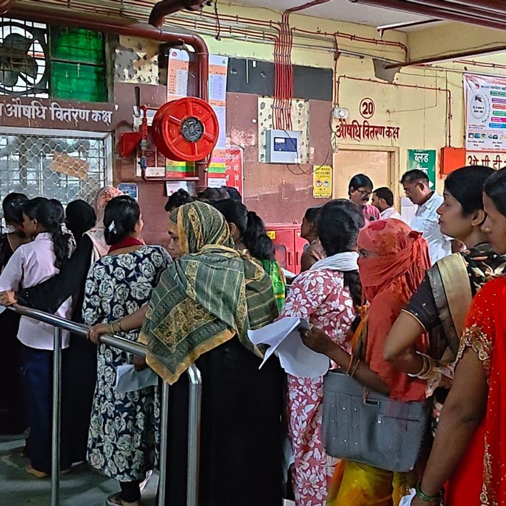 जौनपुर में गर्मी-नमी के उतार-चढ़ाव से बिगड़ी सेहत:जिला अस्पताल में बढ़ी मरीजों की भीड़, 18 डॉक्टरों के भरोसे 972 मरीज