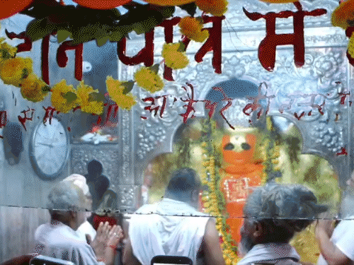कानपुर में बुढ़वा मंगल पर श्रद्धालुओं की भीड़:पनकी पंचमुखी मंदिर में रात से कतारें लगीं, मंगला आरती के बाद पट खुले; बजरंगबली का जयकारा