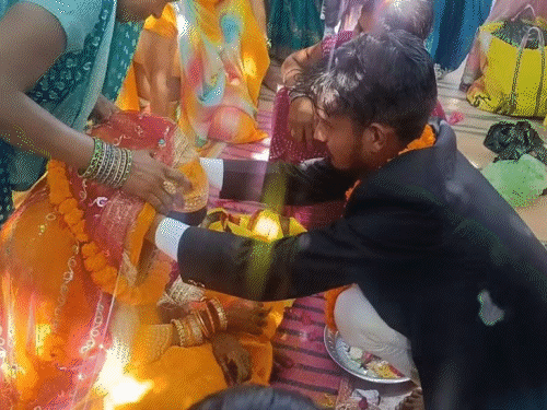 शादी की रात दूल्हा-दुल्हन की लाश मिली:पत्नी लाल जोड़े में जमीन पर पड़ी थी, पति फंदे पर लटका था; सिद्धार्थनगर की घटना