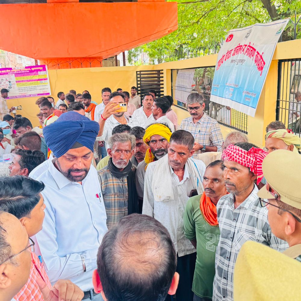सुल्तानपुर में लेबर अड्डे का डीएम ने किया निरीक्षण:मजदूरों से सुनी समस्याएं, दरियापुर लेबर अड्डे को बनाया जाएगा श्रमिक केंद्र