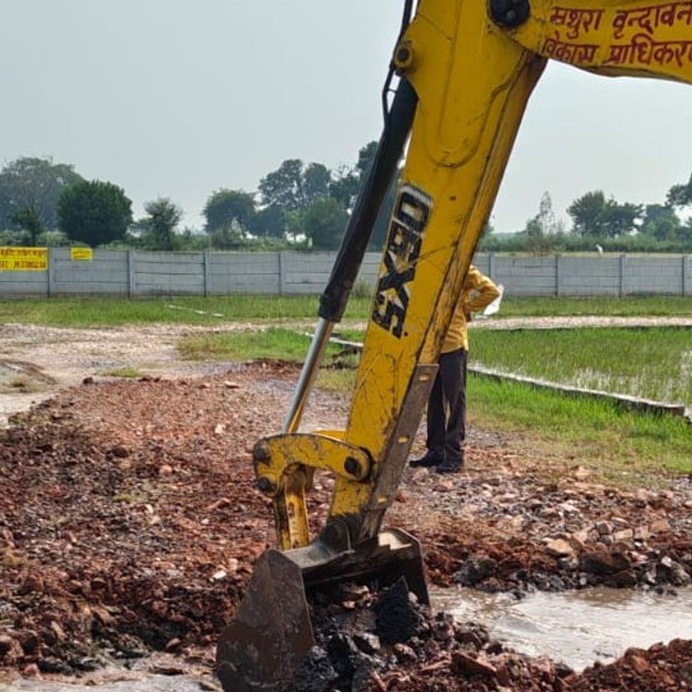 20 हजार वर्गमीटर की अवैध कॉलोनी पर चला बुलडोजर:मथुरा में बिना नक्शा पास कराए बन रही थी कॉलोनी, बाउंड्रीवॉल-गेट और सड़क तोड़ी