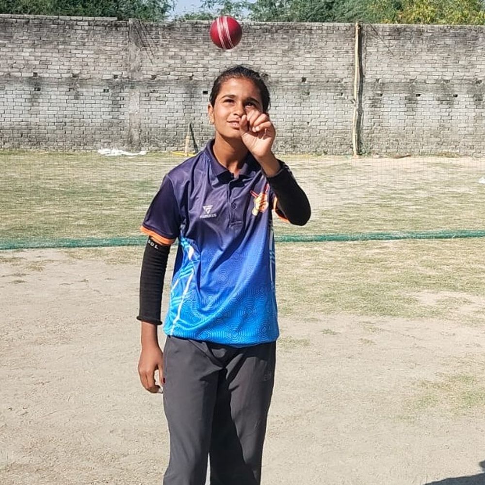 नैना चौरसिया का यूपीसीए अंडर-15 फाइनल में चयन:स्मृति ईरानी ने पिता सोनू चौरसिया को फोन कर दी बधाई, उज्ज्वल भविष्य की कामना की