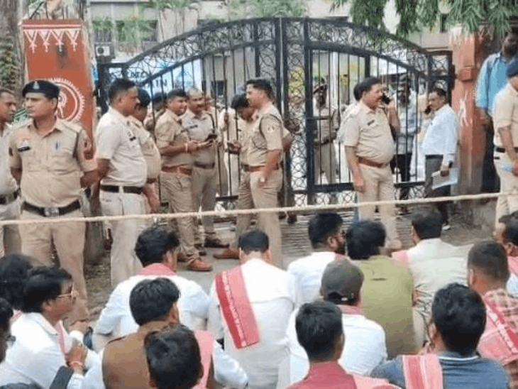 मुख्य सड़क पर बीम-दीवार बनाकर कब्जे का आरोप:कोरबा वार्ड-14 में लोगों में नाराजगी, 7 दिन में कार्रवाई नहीं हुई तो आंदोलन की चेतावनी
