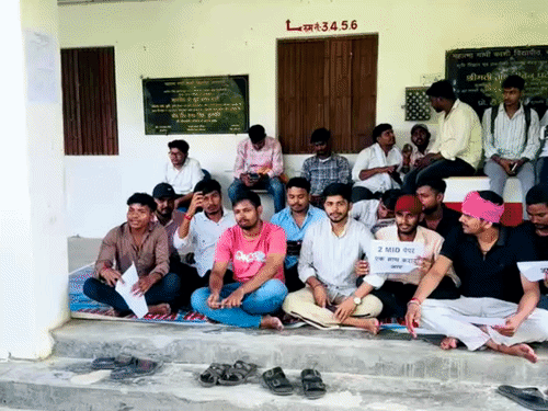 काशी विद्यापीठ के भैरवनाथ कैंपस में छात्रों का प्रदर्शन:बोले- पिछले सेमेस्टर का रिजल्ट नहीं आया, नियमित क्लास-प्रैक्टिकल भी नहीं हो रहे