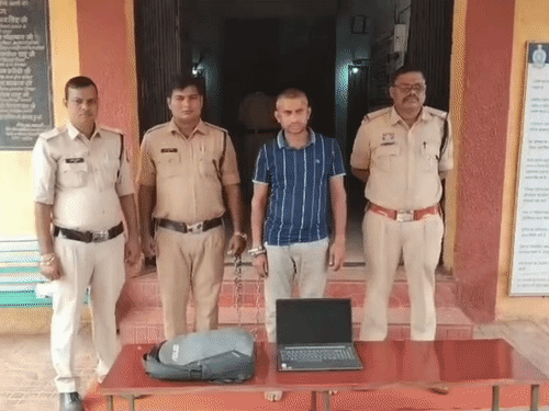 SBI कियोस्क संचालक ने 1 करोड़ रुपए का किया गबन:पुलिस ने लैपटॉप और 29 FD बॉन्ड के साथ आरोपी को पकड़ा