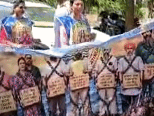पटियाला में कॉन्ट्रैक्ट टीचर्स का 'बंधुआ मजदूर' बनकर प्रदर्शन:पंजाबी यूनिवर्सिटी में 36वें दिन धरना, हाईकोर्ट के फैसले का दिया हवाला