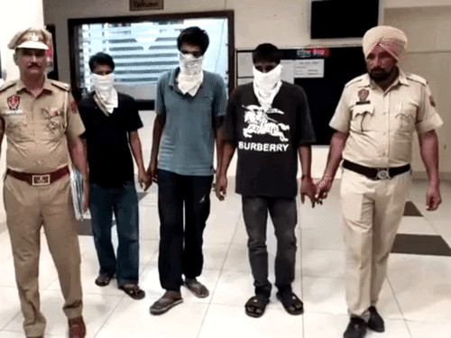 बठिंडा में ई-रिक्शा चालक को लूटने वाले तीन गिरफ्तार:सवारी बनकर ई-रिक्शा में बैठे, CCTV और टेक्निकल जांच से खुलासा, ई-रिक्शा-मोबाइल बरामद
