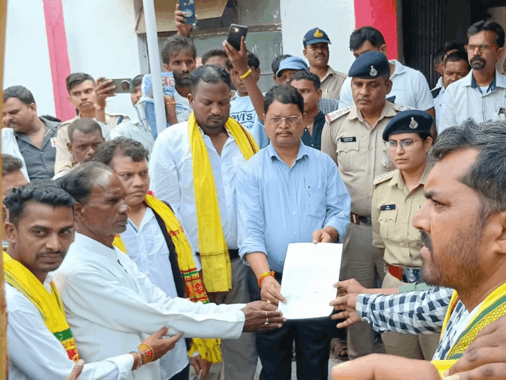चिचोली को दोबारा पंचायत बनाने जयस का प्रदर्शन:  संगठन बोला- दबाव बनाकर किया गठन, पांचवीं अनुसूची के प्रावधानों का उल्लंघन – Betul News