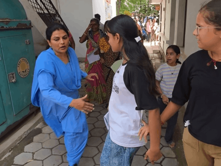 छतरपुर में सड़क बनवाने को कलेक्टर के पीछे दौड़े बच्चे:  अपने हाथों लिखा आवेदन, टूटी सड़क की तस्वीरें दीं; तत्काल कार्रवाई के निर्देश – Chhatarpur (MP) News