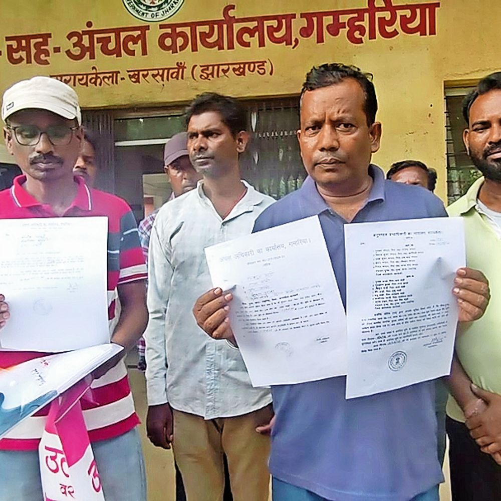 विस्थापित आदिवासियों से जमीन के कागजात मांगे