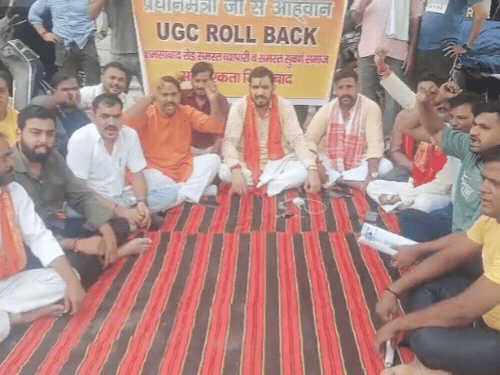 आगरा में UGC के विरोध में राजपुर चुंगी में प्रदर्शन:व्यापारियों ने सुबह बाजार रखा बंद, एत्मादपुर में 5वें दिन भी धरना जारी
