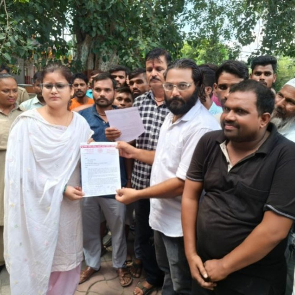 ई-रिक्शा-चालकों का कलेक्ट्रेट में प्रदर्शन:बोले- 300 कमाने वाला चालक 5 हजार का चालान घर ले जा रहा