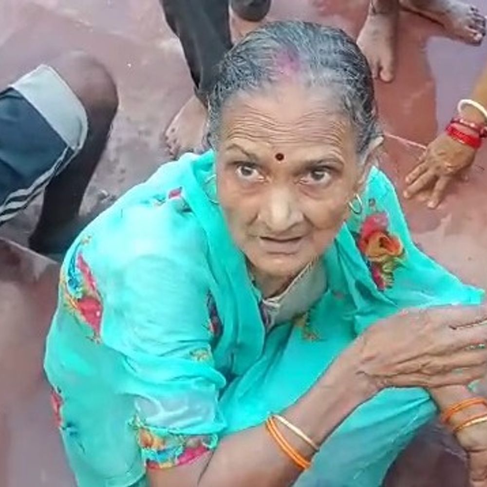 गंगा में बह रही महिला को गोताखोरों ने बचाया:मुंगेर के बबुआ घाट से बहकर कष्टहरणी घाट पहुंची, चार गोताखोरों ने किया रेस्क्यू