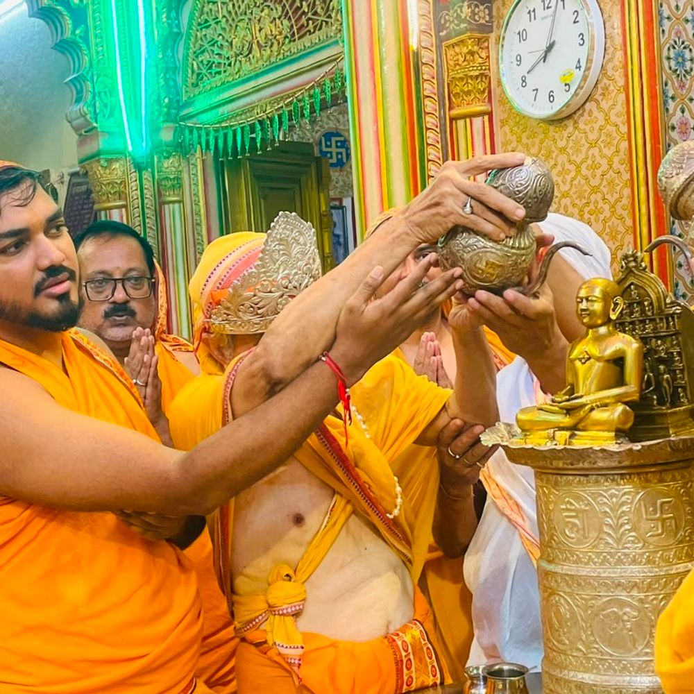 हाथरस में पर्युषण पर्व के छठवें दिन धार्मिक आयोजन:जैन मंदिरों में अभिषेक-शांतिधारा के साथ हुआ सामूहिक पूजन