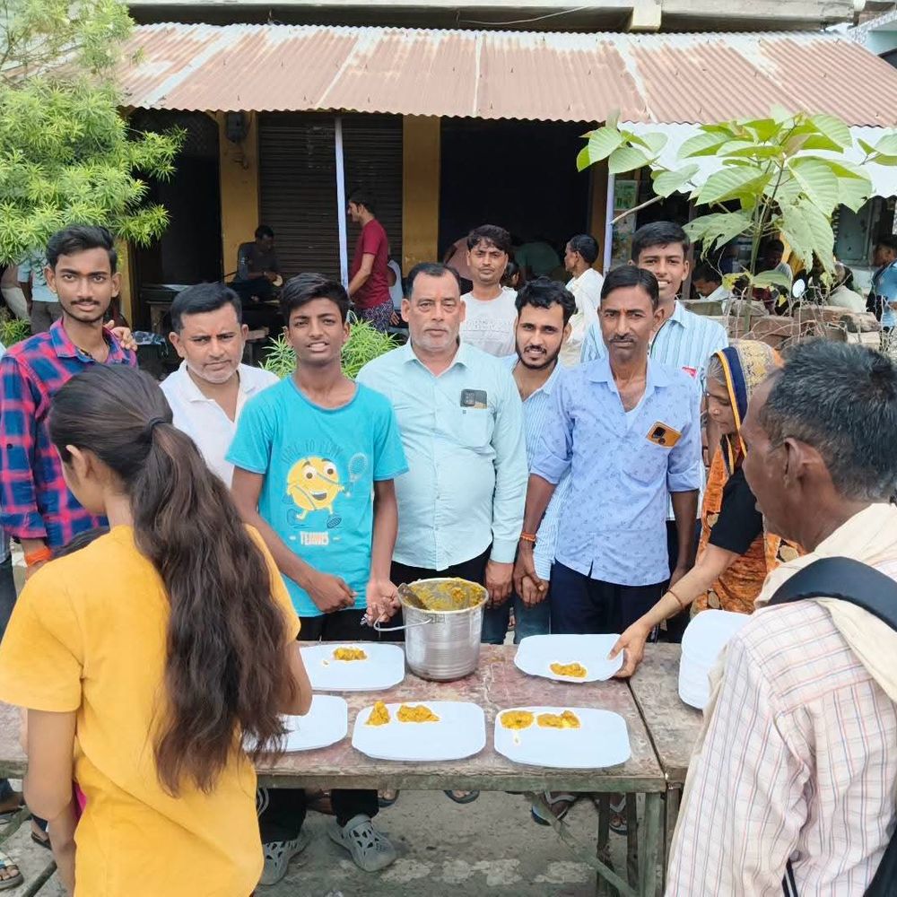 बेला में बुढ़वा मंगल पर भंडारा आयोजित:बिधूना मार्ग पर उमड़ी भीड़, हनुमान जी के जयकारों के बीच बंटा महाप्रसाद