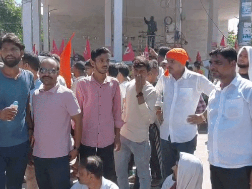 जमुई में छात्रा से अभद्रता पर ABVP का प्रदर्शन:आरोपियों की गिरफ्तारी की मांग, बेहतर व्यवस्था करने को कहा