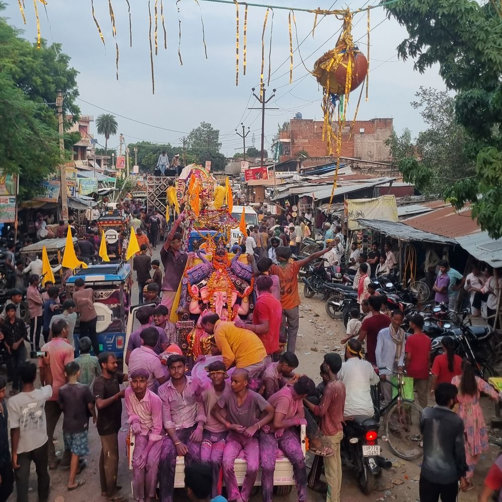 असालतगंज में गणेश उत्सव की शोभायात्रा:दोड़ेश्वर मंदिर से शुरू हुई यात्रा, रामगंगा नहर में विसर्जन हुआ