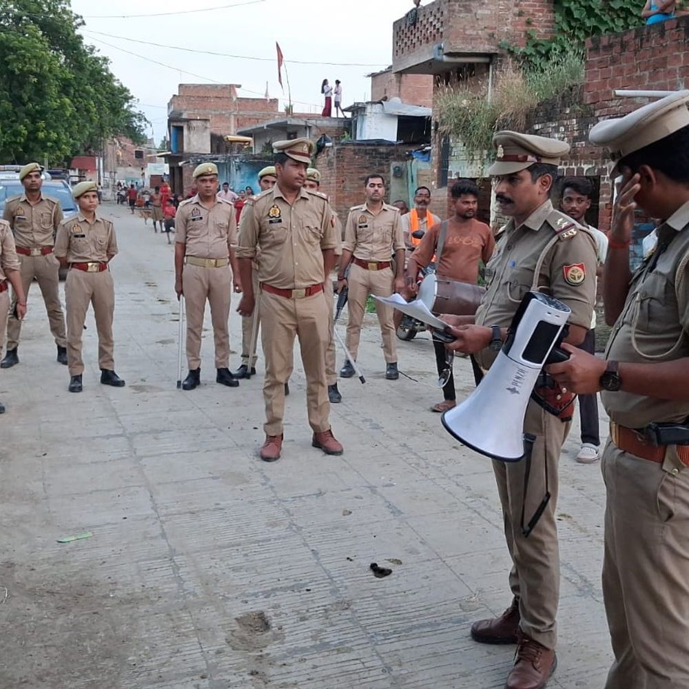 गवाहों को धमकाने वाले 4 हत्यारोपी फरार:सजेती में पुलिस ने घरों पर नोटिस चस्पा किया, मुनादी कराकर कुर्की की चेतावनी