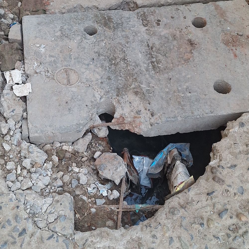 सड़क के बीच जर्जर नाले का ढक्कन बना खतरा:कई लोग घायल, स्कूली बच्चे भी खतरे में; नगर पालिका ने नहीं की मरम्मत