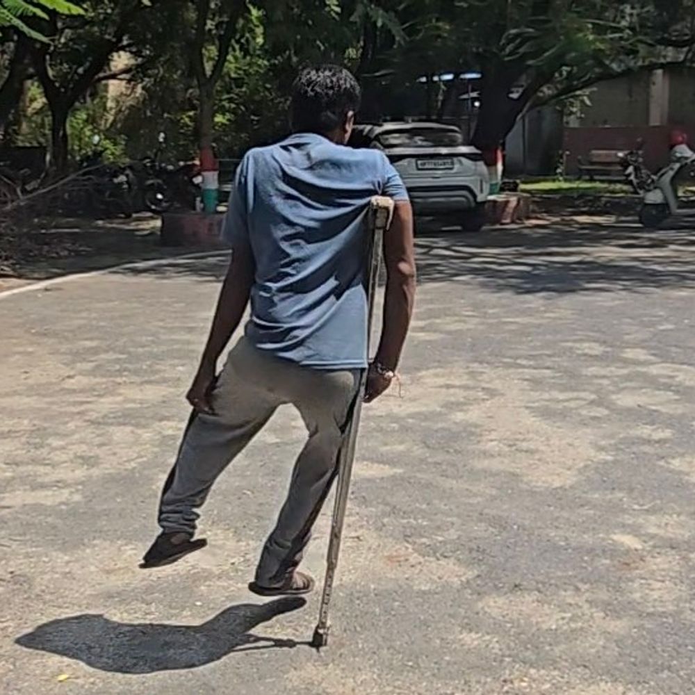 कानपुर देहात में दिव्यांग को नहीं मिला आवास:बैसाखियों के सहारे DM कार्यालय पहुंचा, रिश्तेदार के घर रहने को मजबूर
