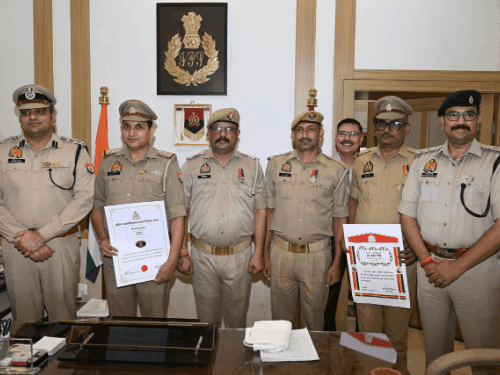 बरेली में पुलिसकर्मियों को मिला सम्मान:एसएसपी अनुराग आर्य ने मेडल पहनाकर किया सम्मानित; 4 अधिकारी-कर्मचारी हुए पुरस्कृत