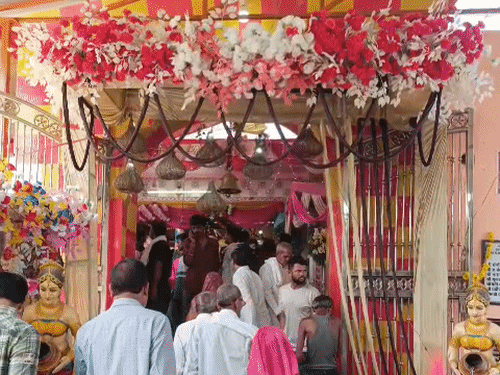 बुढ़वा मंगल पर हनुमान मंदिरों में आस्था का सैलाब:जालौन में सुबह से लगी कतारें, हाईवे पर डायवर्जन; सीसीटीवी से निगरानी