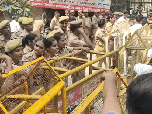 शिक्षा निदेशालय के गेट पर छात्रों को पुलिस ने रोका:पुलिस ने बैरिकेड लगाया, मेन गेट पर ही नारेबाजी के साथ प्रदर्शन
