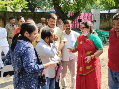 एक साल बाद भी CM ग्रिड सड़क अधूरी:महापौर ने मटका तिराहा सड़क की नाप कराई,30 नवंबर तक काम पूरा करने का अल्टीमेटम