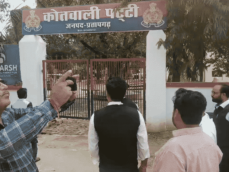 पुलिस हिरासत में युवक की मौत, वकीलों का हंगामा:प्रतापगढ़ में प्रेमिका के पिता, भाई और पुलिसकर्मियों पर हत्या का केस