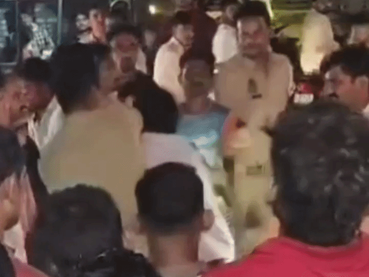 जौनपुर में युवकों ने सिपाही से की हाथापाई, VIDEO:मड़ियाहूं के गांधी तिराहे पर आपस में मारपीट कर रहे थे तीनों, बचाने गया था पुलिसकर्मी