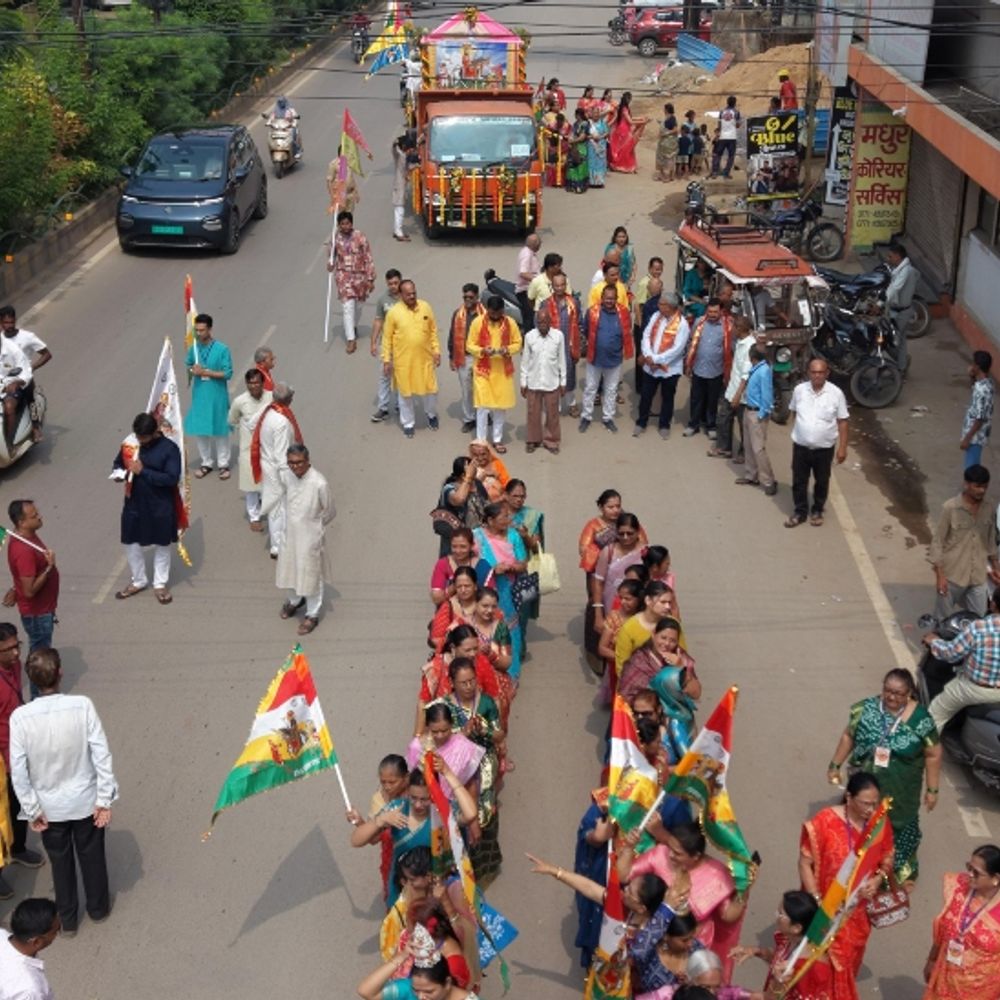 रामदेव पीर बाबा की भव्य शोभायात्रा निकाली गई:रथ पर सजी बाबा की तस्वीर, कलश लेकर चलीं बालिकाएं; महिलाओं ने किया डांडिया
