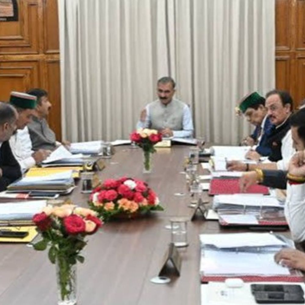 हिमाचल में 24x7 खुली रहेगी दुकानें:सरकार ने नोटिफिकेशन जारी की, एक साल तक दी गई छूट, पर्यटकों को चौबीस घंटे मिला खाना