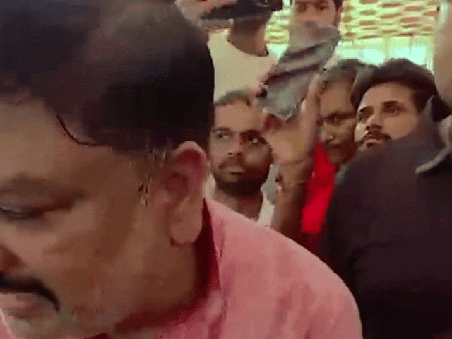 अयोध्या में पीड़ितों से अखिलेश ने फोन पर बात की:11 परिवारों को लखनऊ बुलाया, 14 कोसी परिक्रमा मार्ग के लिए मकान-दुकान तोड़े