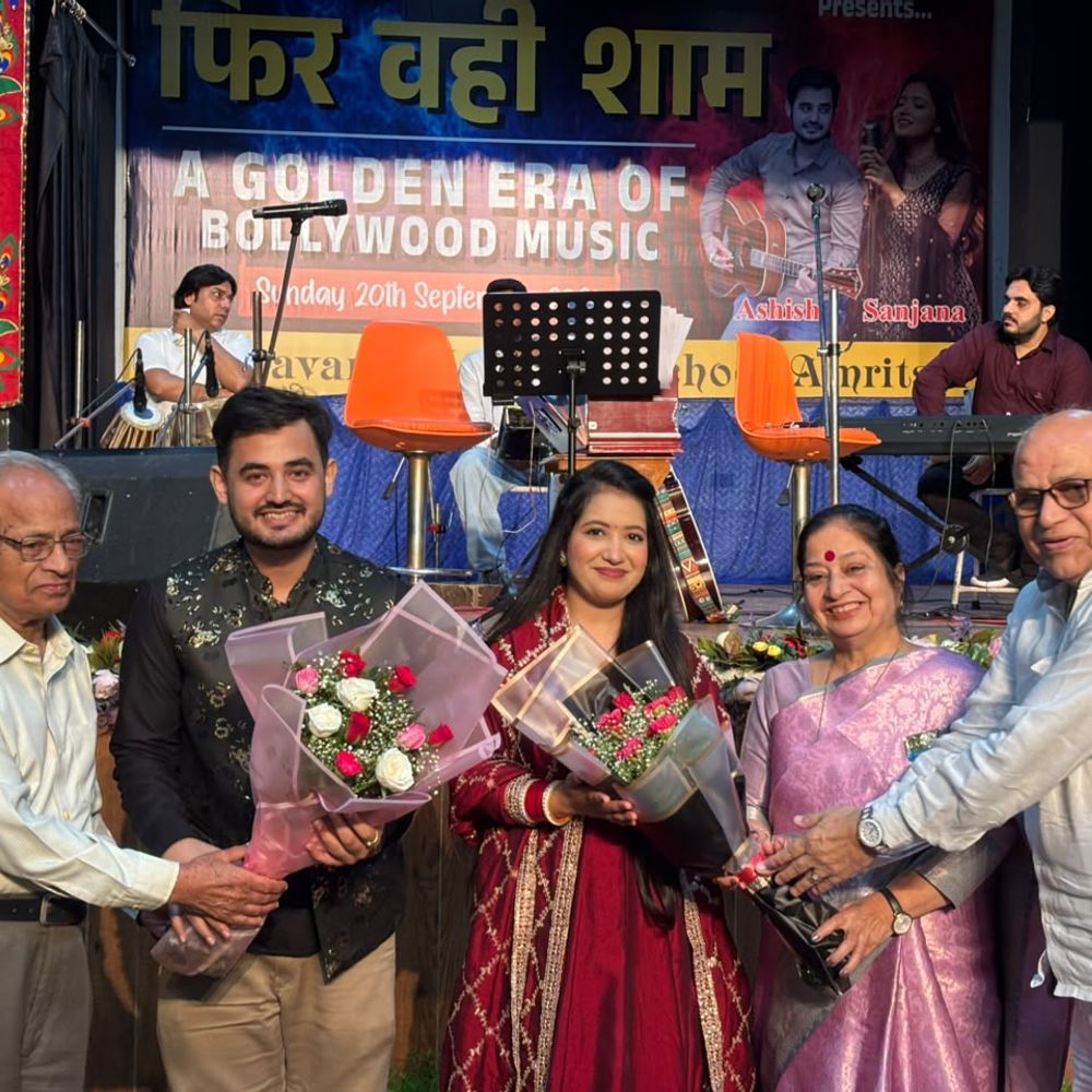 भवन्ज कला केंद्र में ‘फिर वही शाम' बॉलीवुड के सुनहरे गीतों पर झूमे लोग