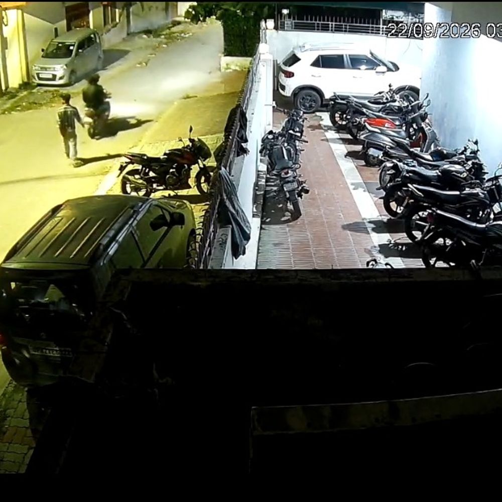 लखनऊ में घर के बाहर से बाइक चोरी:सीसीटीवी में दिखे तीन युवक, ट्रिपलिंग करके पहुंचे, पांच मिनट में गायब कर दी गाड़ी