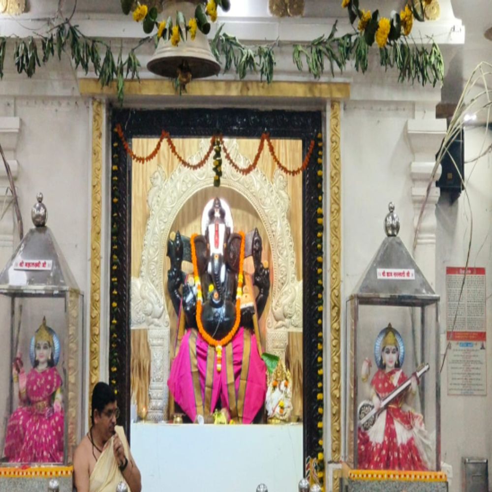 रायपुर में दक्षिण-भारतीय शैली के अनोखे गणपति,21 दिन चलेगा गणेशोत्सव:लड्डू की होगी नीलामी, उद्योगपति-श्रद्धालु लगाते हैं लाखों की बोली, काले पत्थर से बनी मूर्ति