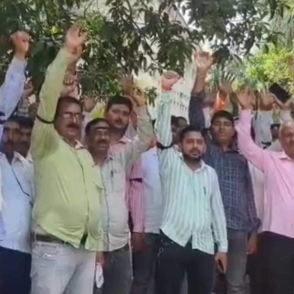 अम्बेडकरनगर में बी-पैक्स सचिवों का प्रदर्शन:नियमित वेतन और राज्य कर्मचारी का दर्जा देने की मांग, काली पट्टी बांधकर जताया विरोध