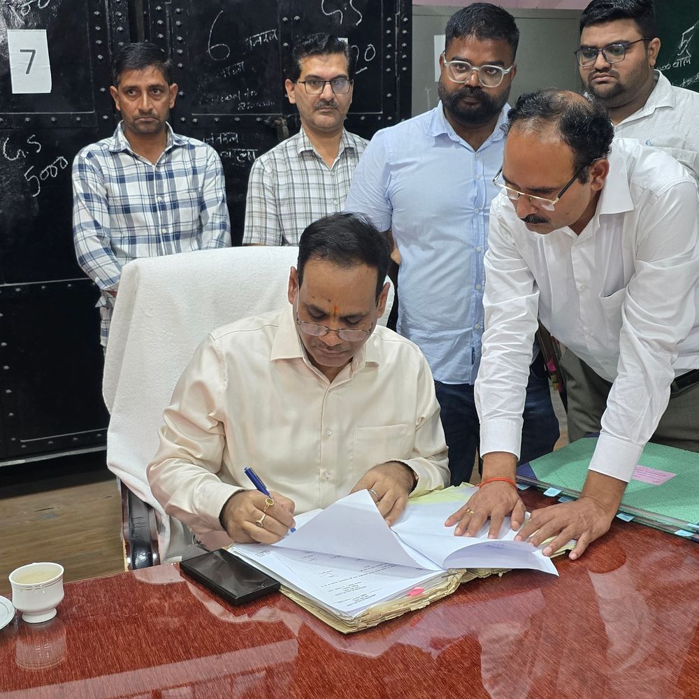 बिजनौर के नए डीएम उमेश प्रताप सिंह ने संभाला पदभार:कोषागार में चार्ज लिया, बोले- कानून व्यवस्था और जन कल्याण प्राथमिकता