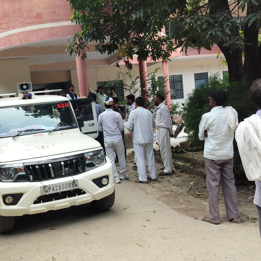मिल्कीपुर तहसील में तहसीलदार-अधिवक्ता में तीखी नोकझोंक:नामांतरण विवाद को लेकर हुई कहासुनी, अधिवक्ताओं में आक्रोश